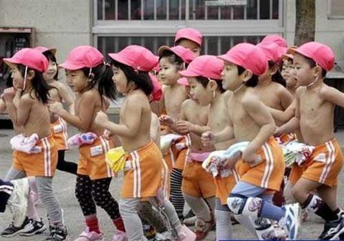 Cách nuôi dạy trẻ 'kỳ quặc' ở trường mầm non Nhật Bản